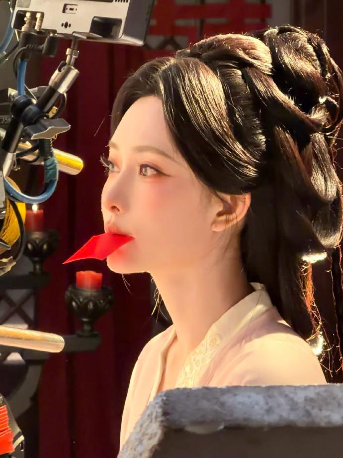 孟子义就这样看着你、孟子义美美哒摆拍抛开所有烦恼尽情享受节日快乐，保持纯粹天真的