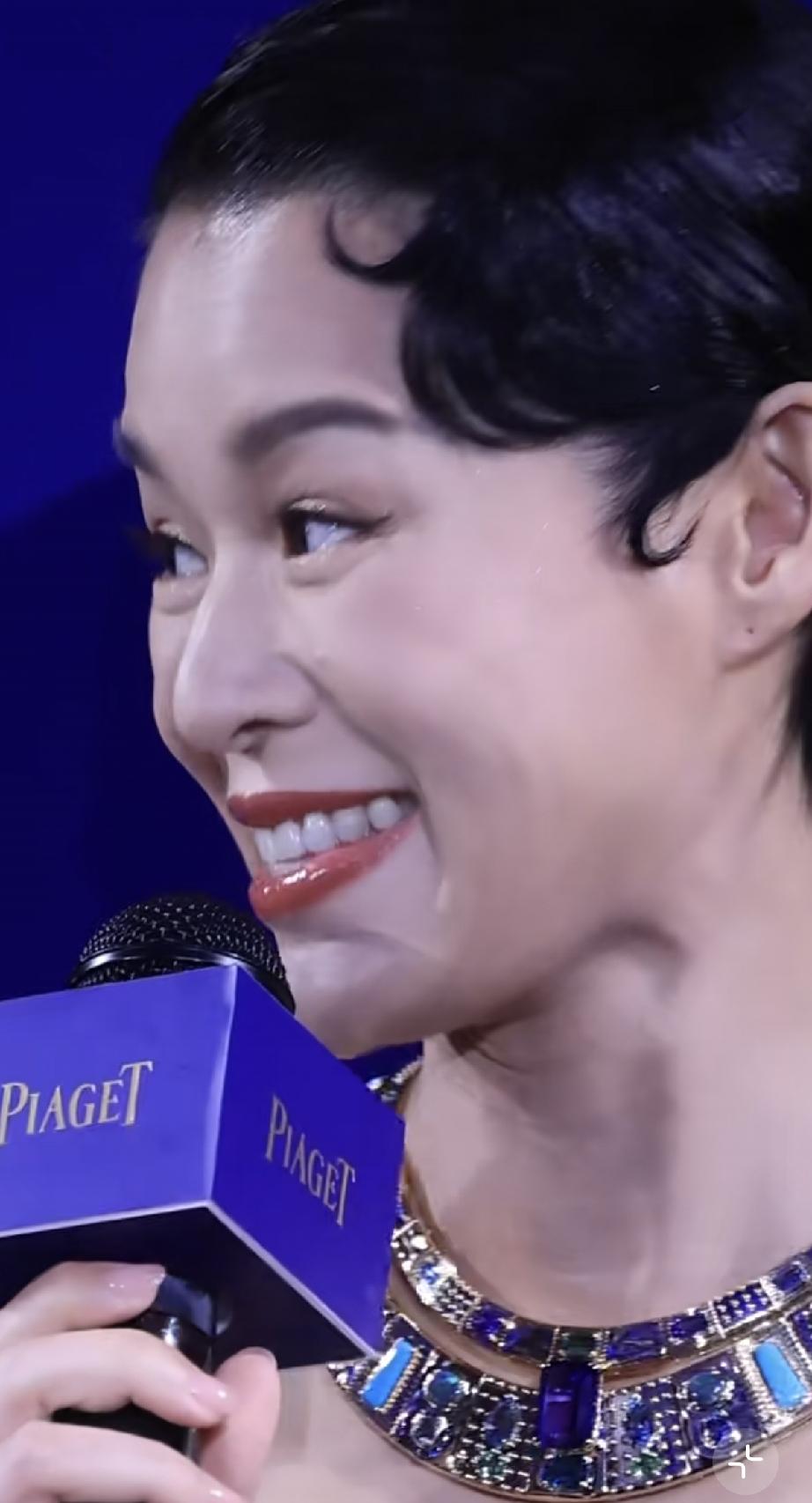 9月19日，胡杏儿在上海参加伯爵珠宝活动，生图虎背熊腰颈纹深，说话时挤眉弄眼，只