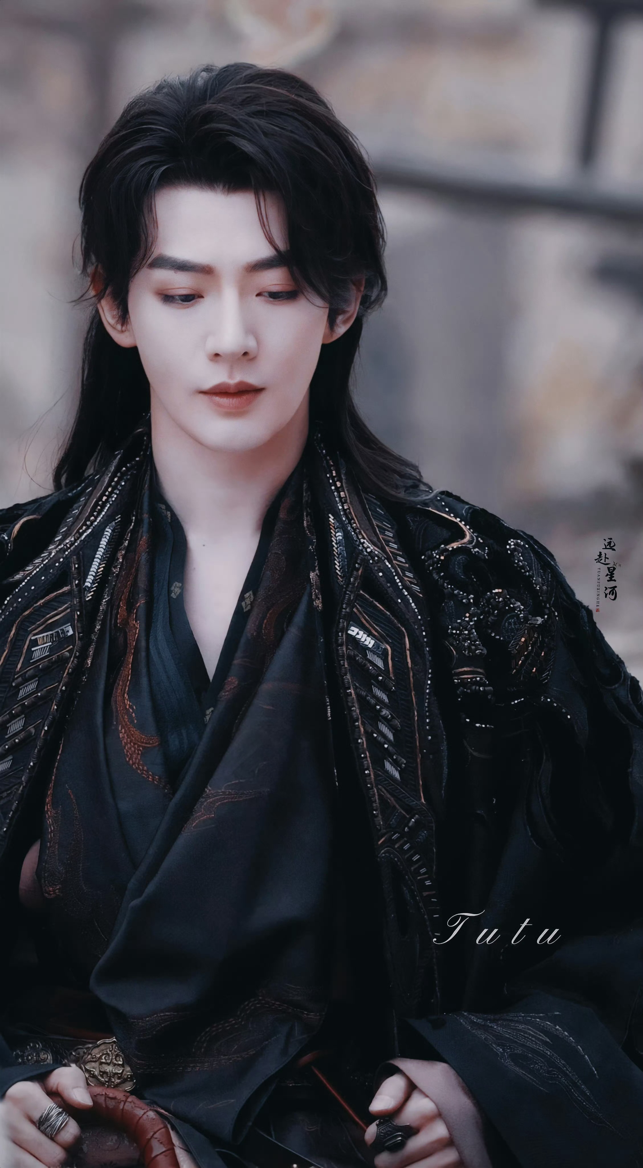 日思夜想的盛适美炎即将要见面了是魅惑、神秘、矜贵，集美貌智慧与财富于一身的郑适/