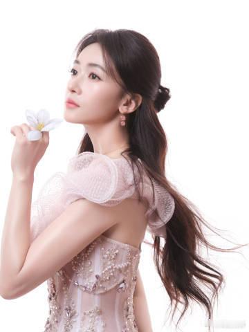 吴谨言人生妆造出现了吴谨言人鱼公主既视感 吴谨言人生妆造出现了，今天完全就是我们