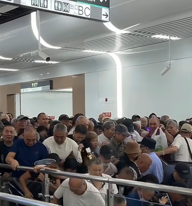 宁波地铁12号线免费老年人涌入问题不大，估计一帮老头子老太太以为有鸡蛋发放吧… 