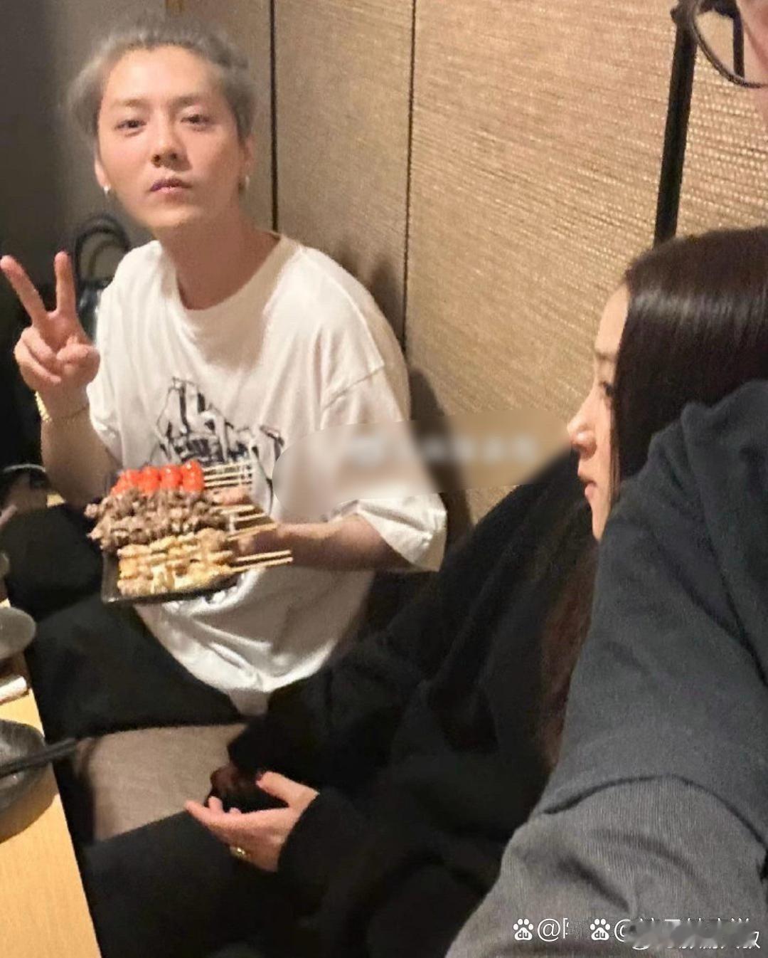 鹿晗和关晓彤一起亮相了，两人看起来好配哦 ​​​