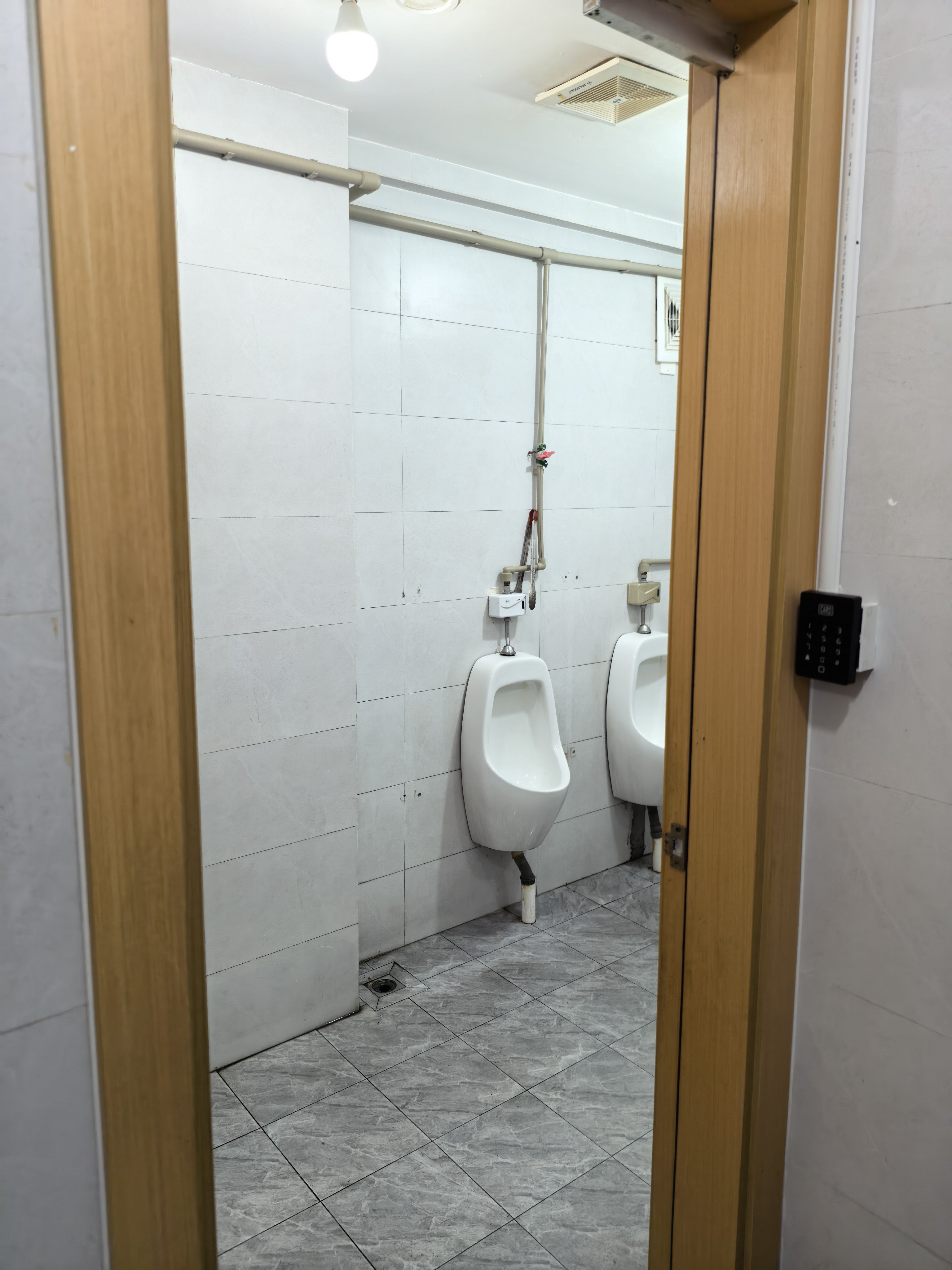 男厕所之所以基本不需要排队，很大一部分原因就是好多男厕所的设计就没把男的当人，挨