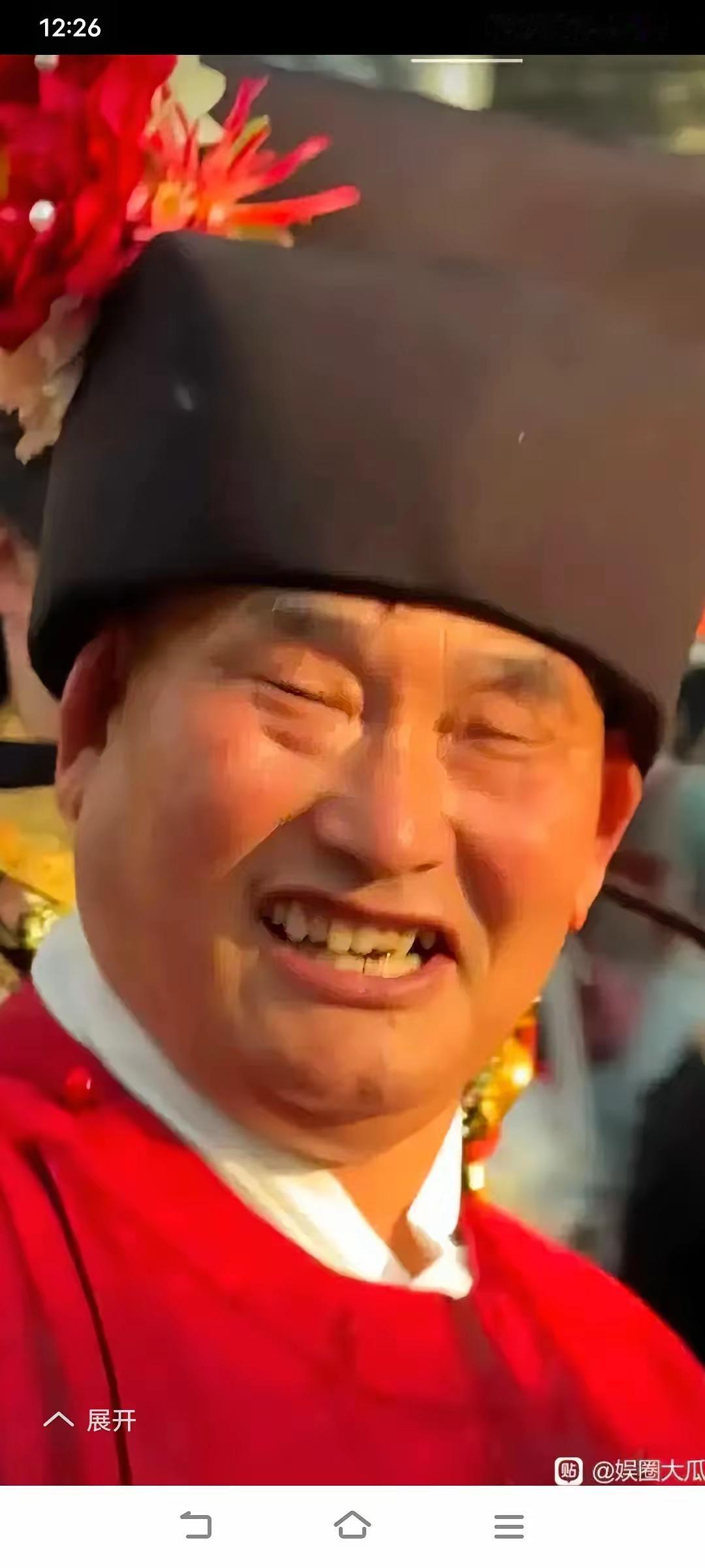 朱大哥的歌唱的不赖，可是，这“书法”就有点欠功底了！哈哈😄😄