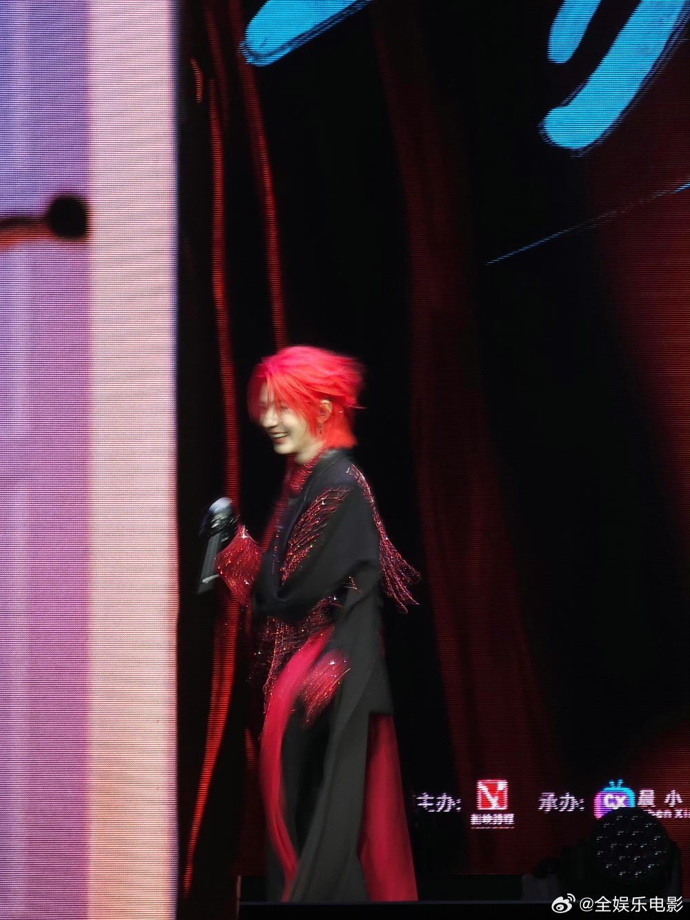 郝熠然红发露背装 云旗郝熠然澳门演唱会，红发露背造型好帅！郝熠然红发造型郝熠然s
