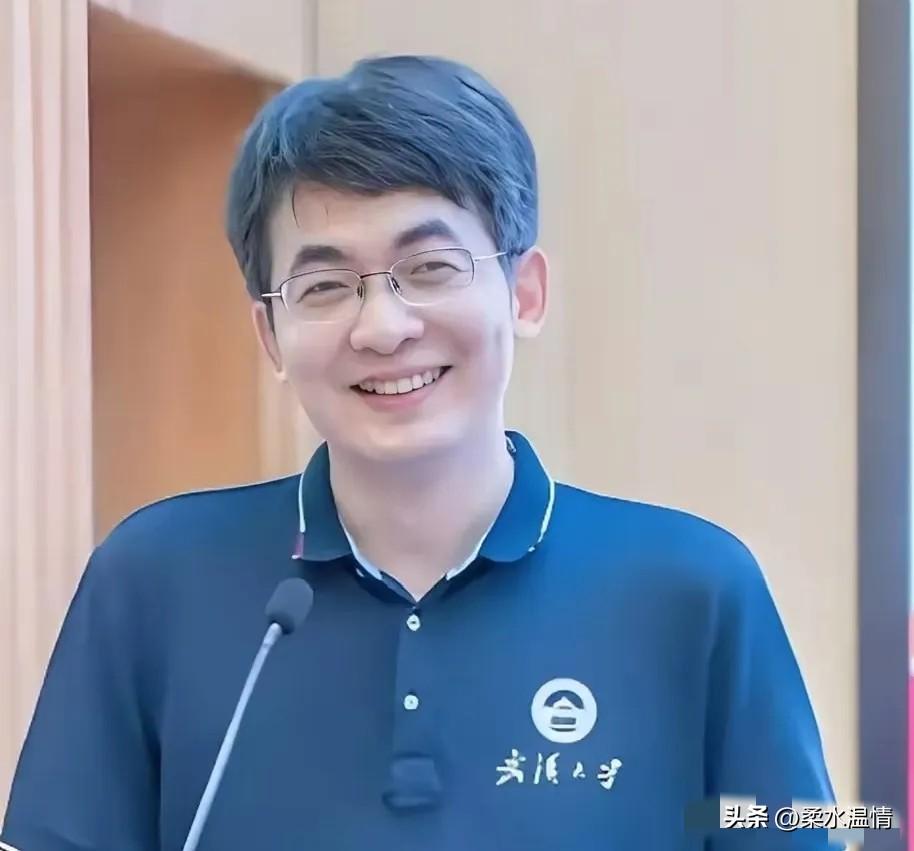 好奇查了一下武汉大学原教授付磊。不查不知道，从公开履历来看，他的学术仕途在外人眼