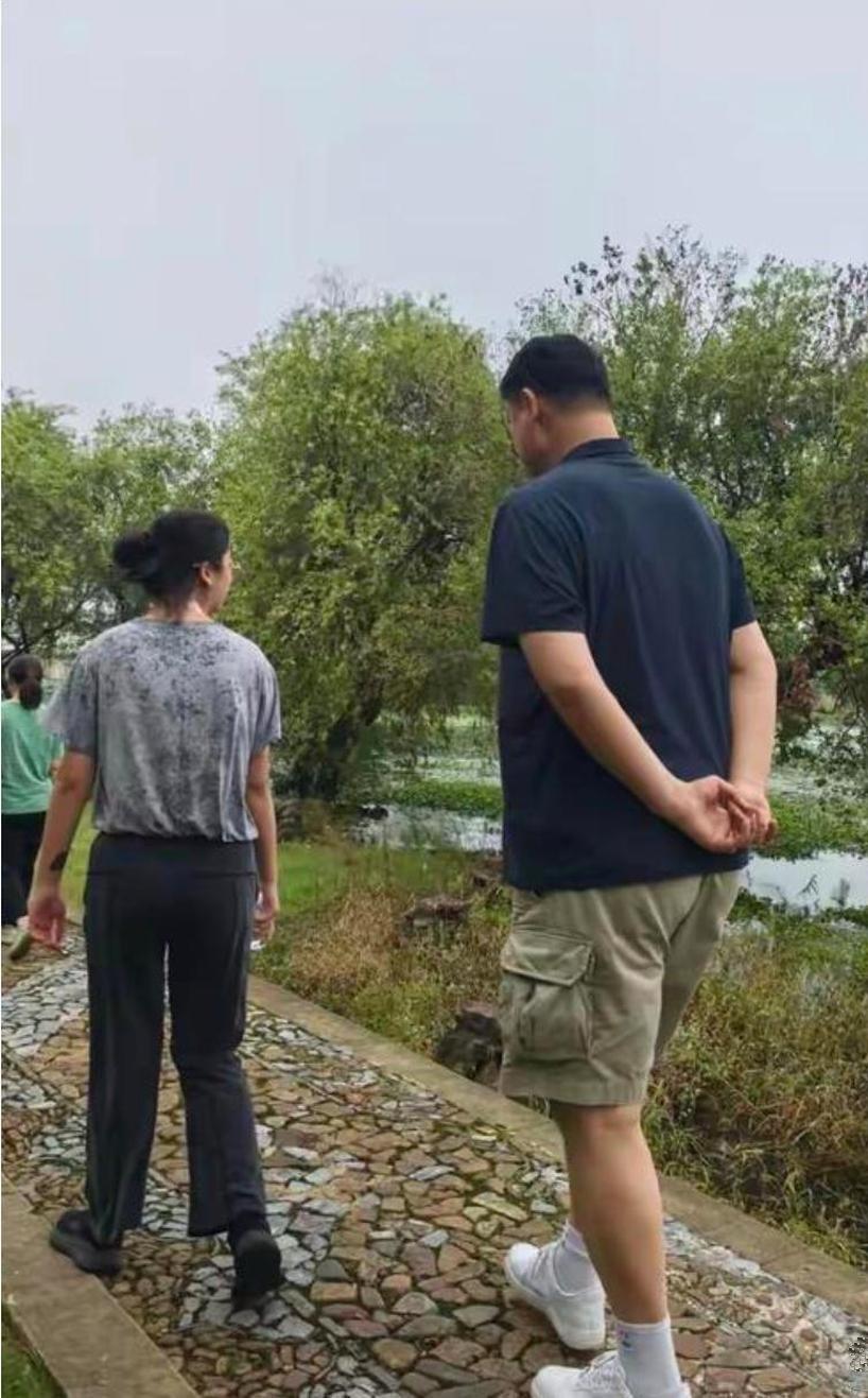 姚明：刚才翻译的时候，那个关于乡村体育设施的英文表述，你处理得比我还地道。
姚沁