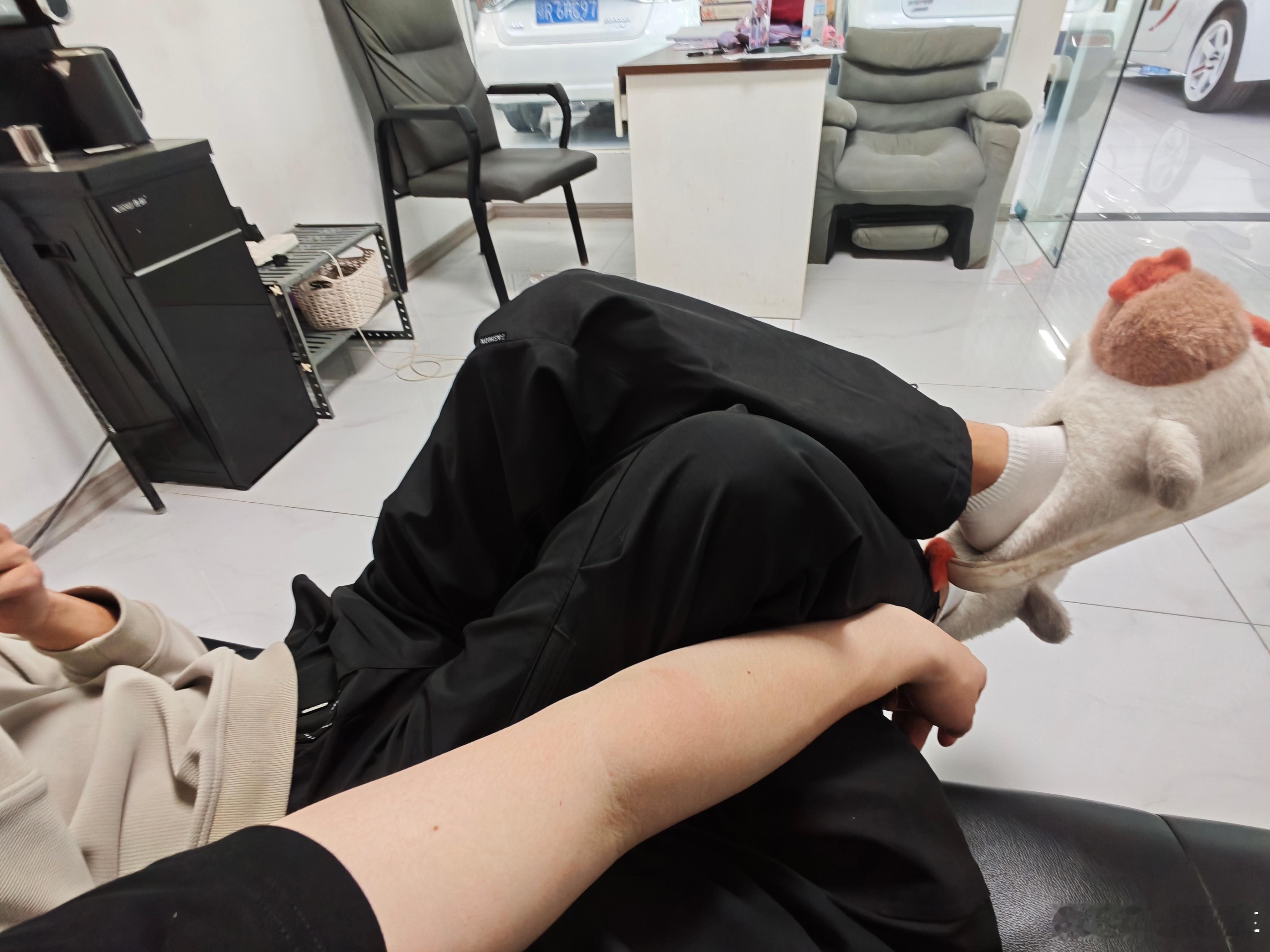 快30度了 还踏马穿这种拖鞋的 估计武汉也就这一个了