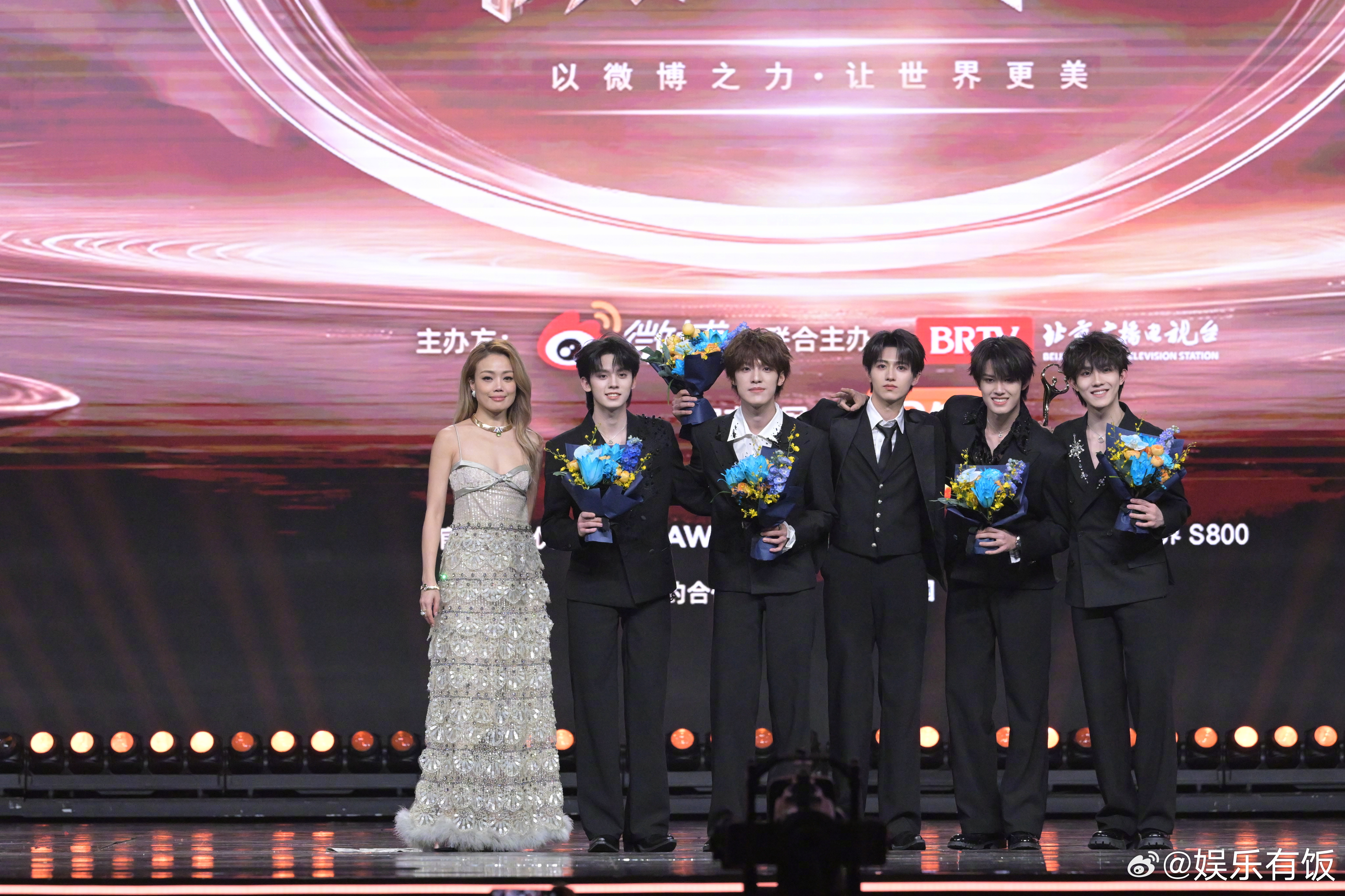 【2025微博之夜盛典】登陆少年容祖儿合照 获得“微博年度人气组合”荣誉，与同框