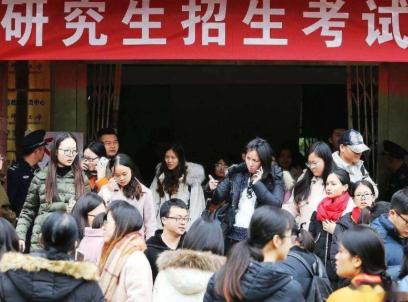 现在的大学生遍地都是，学历还值不值得拼命内卷？
 
现在社会里大学生数量逐年增多