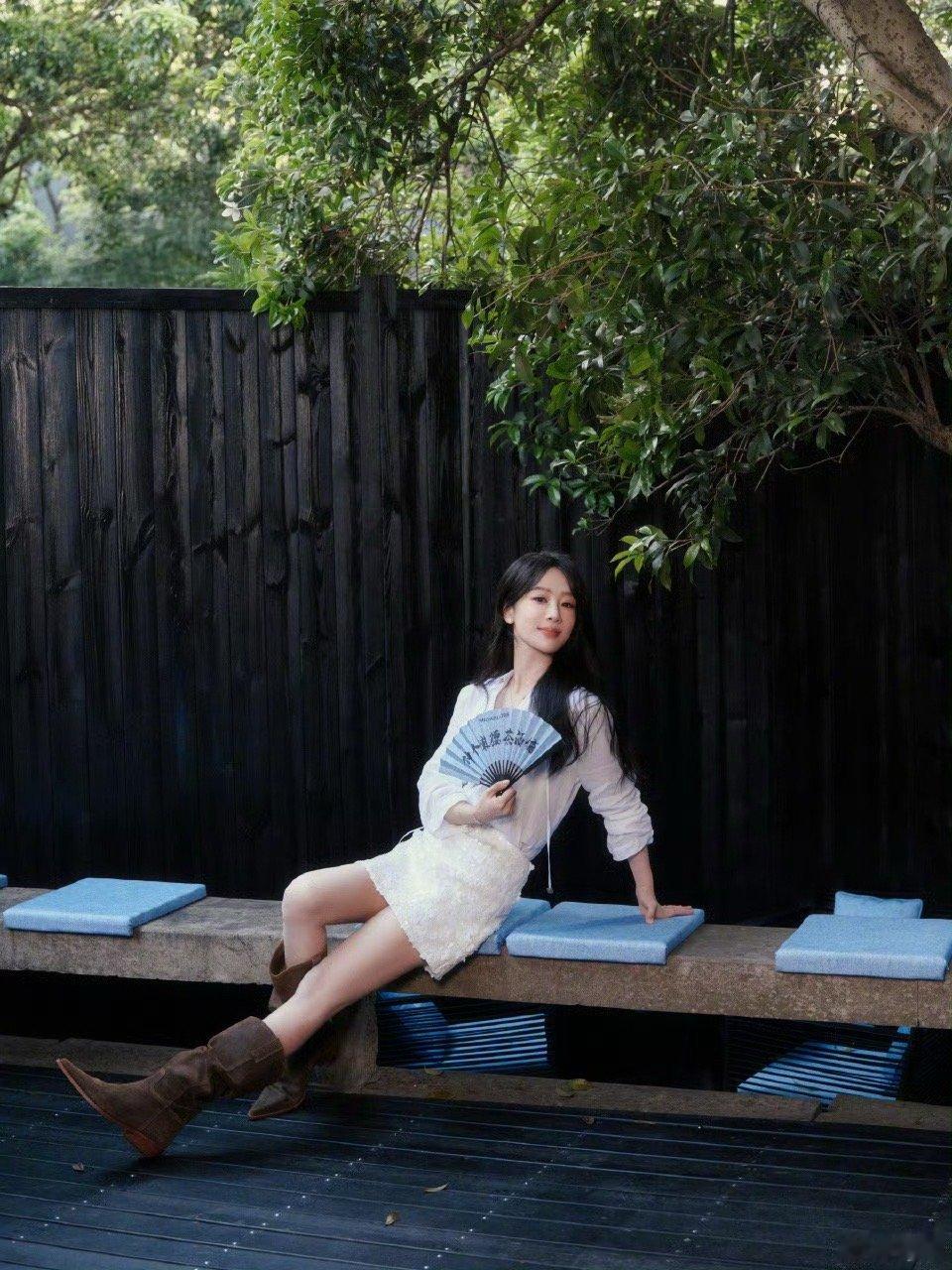 杨紫喝杯懒腰莲莲酒杨紫放松一下九宫格杨紫喝杯懒腰莲莲酒放松一下 ​​​