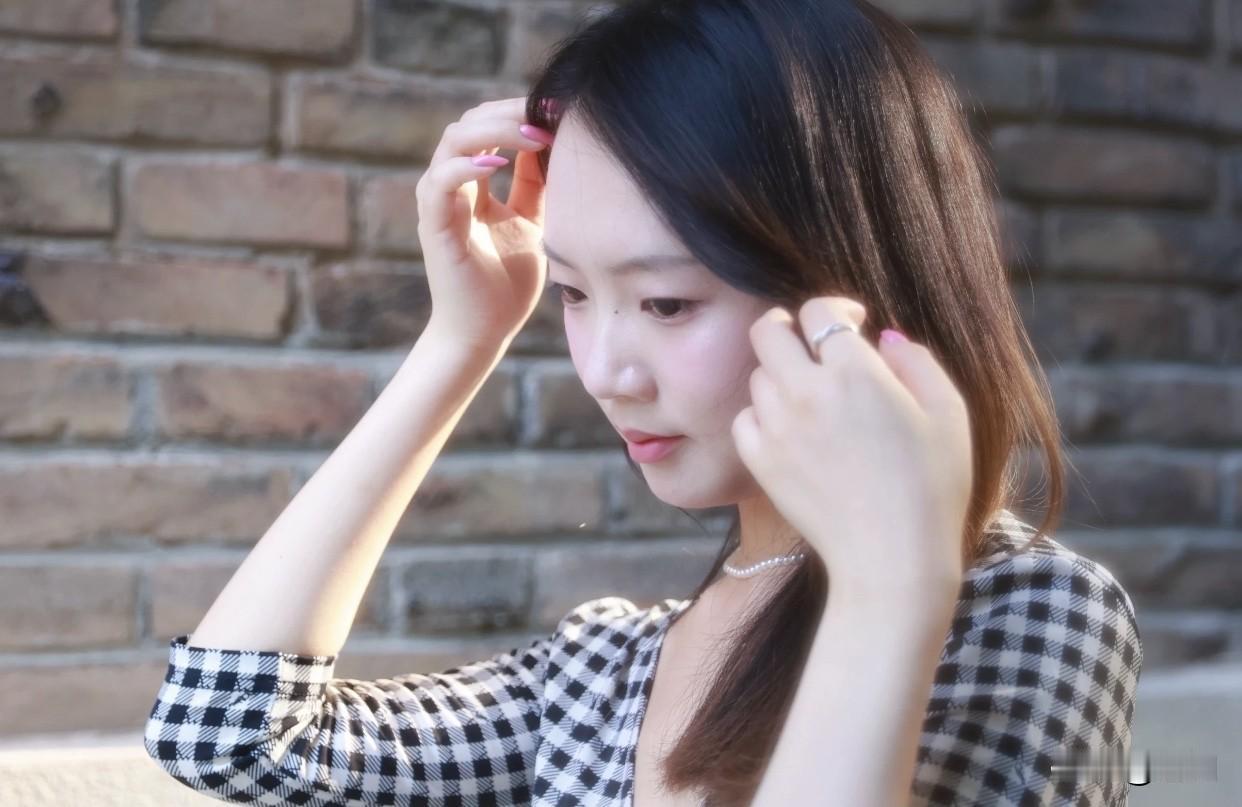 怎样的女性是高贵且优雅的?自信是她们的标配，不随波逐流，成败皆坦然，面对问题先肯