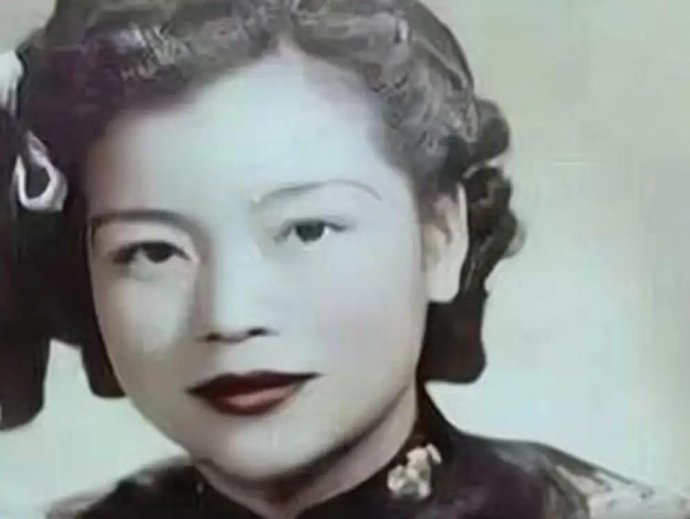 1976年，一位白发老妇纵身跳入北京护城河，打捞后人们才知，她是国民党将领黄维的