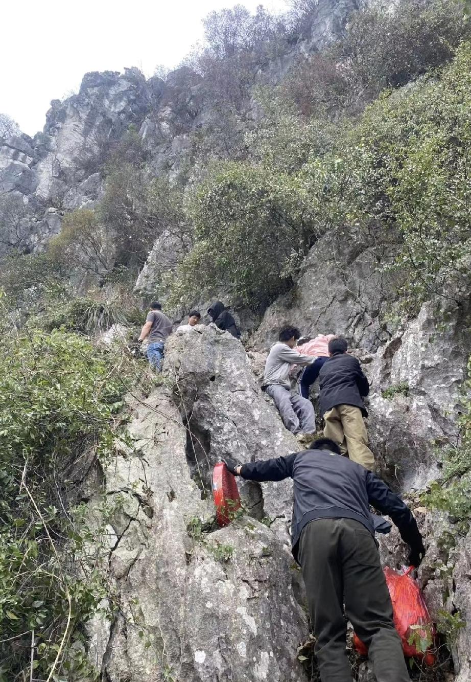 身为一个北方人，实在不能理解，

南方山地那么多，为什么不能在村子附近建坟，这样