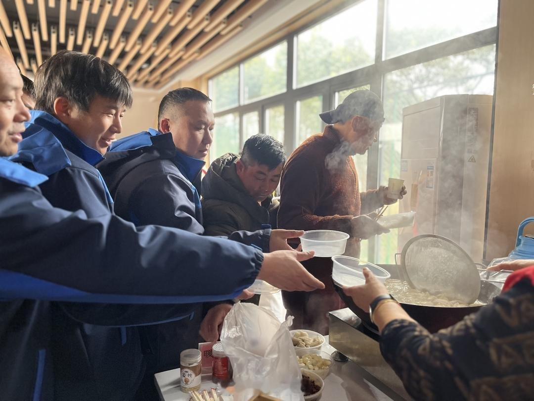 宁波北仑集卡司机的暖冬送福又送安宁波北仑梅山街道金创工业社区联合区货运物流行业工