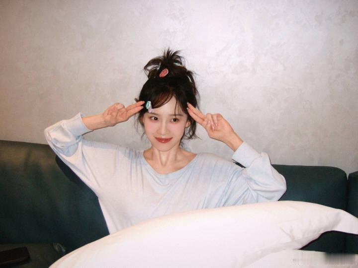 这么萌干嘛啊 干嘛啊 是去进修了吗 女神