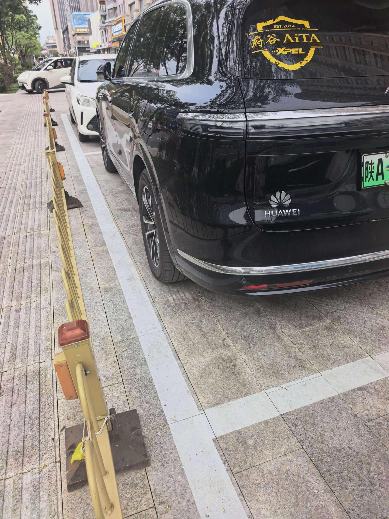 华为不造车，但总能看到有的买了五界车的车主，在车屁股上贴上HUAWEI的标志