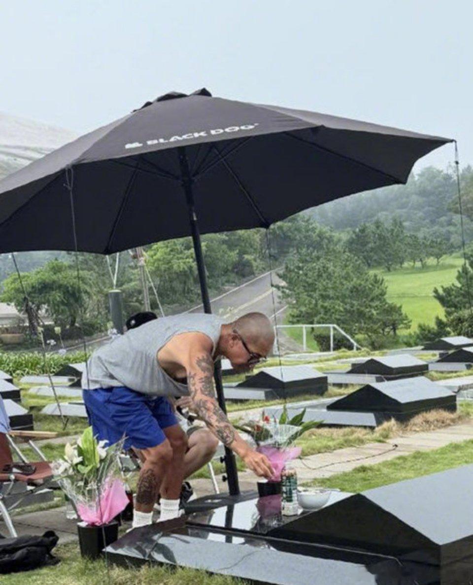 具俊晔在大S墓前看流星花园具俊晔这一天天在搞哪出？有必要拿着平板去墓前看剧吗……