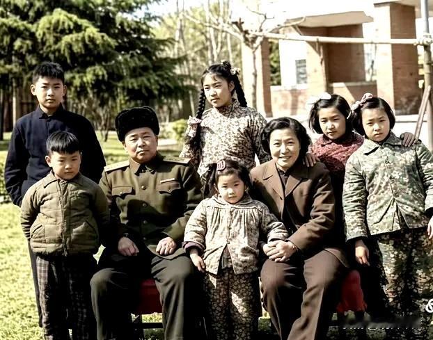 1958年，许世友上将与夫人田普以及6个孩子在南京家中院子的合影。许世友将军从早