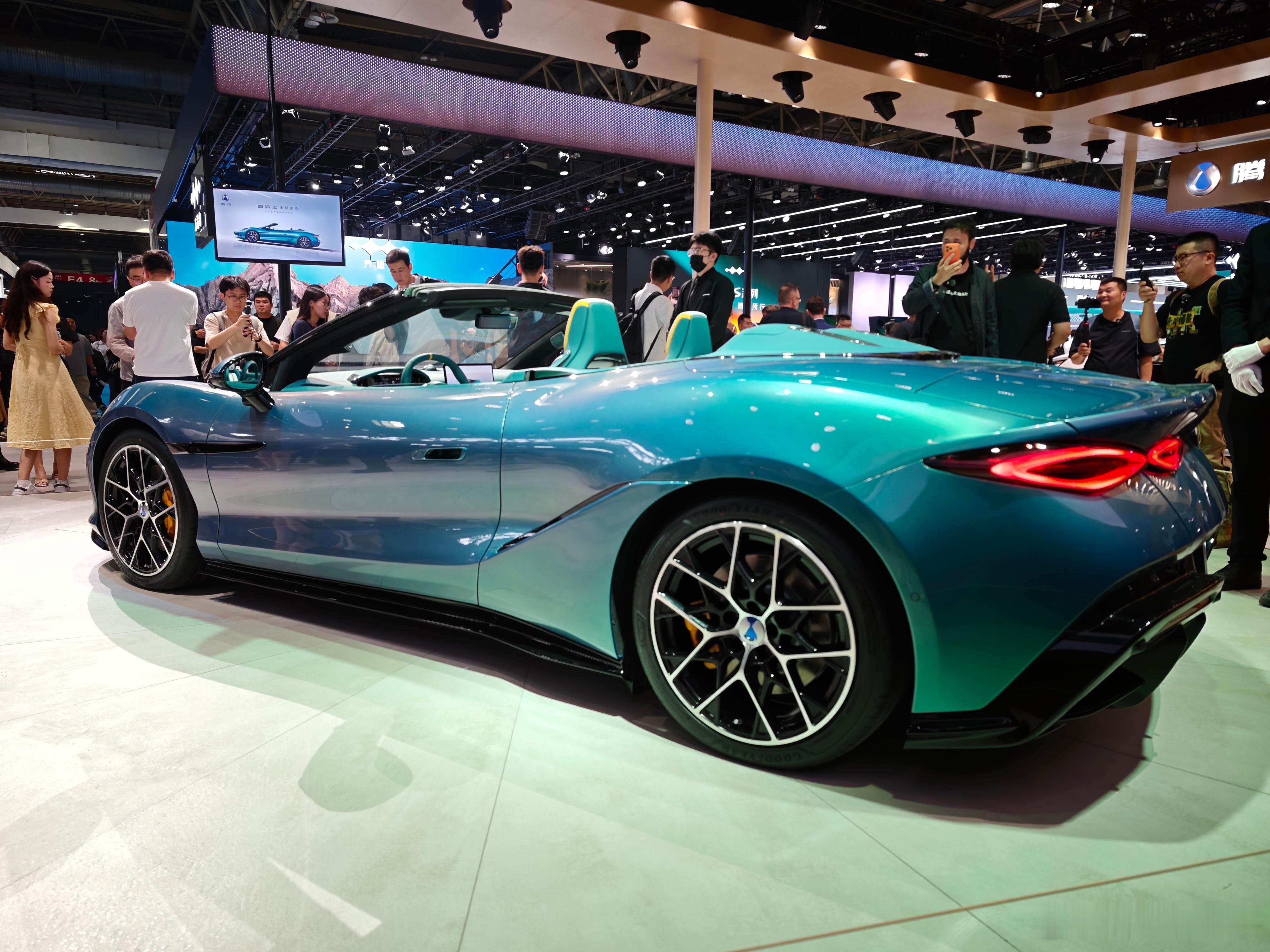 腾势Z，有硬顶版、敞篷版、赛道版，机盖风道、大尾翼、云辇-M，1000匹+马力，