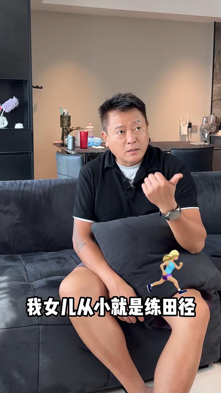 香港著名男星魏骏杰，2007年与相恋多年的滕丽名分手，并直言“没有结婚打算”，次
