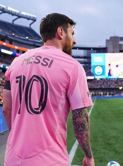 恭喜梅西有望重返巴萨！备战世界杯特训
随着梅西返回到了诺坎普拍照了之后，大家也知