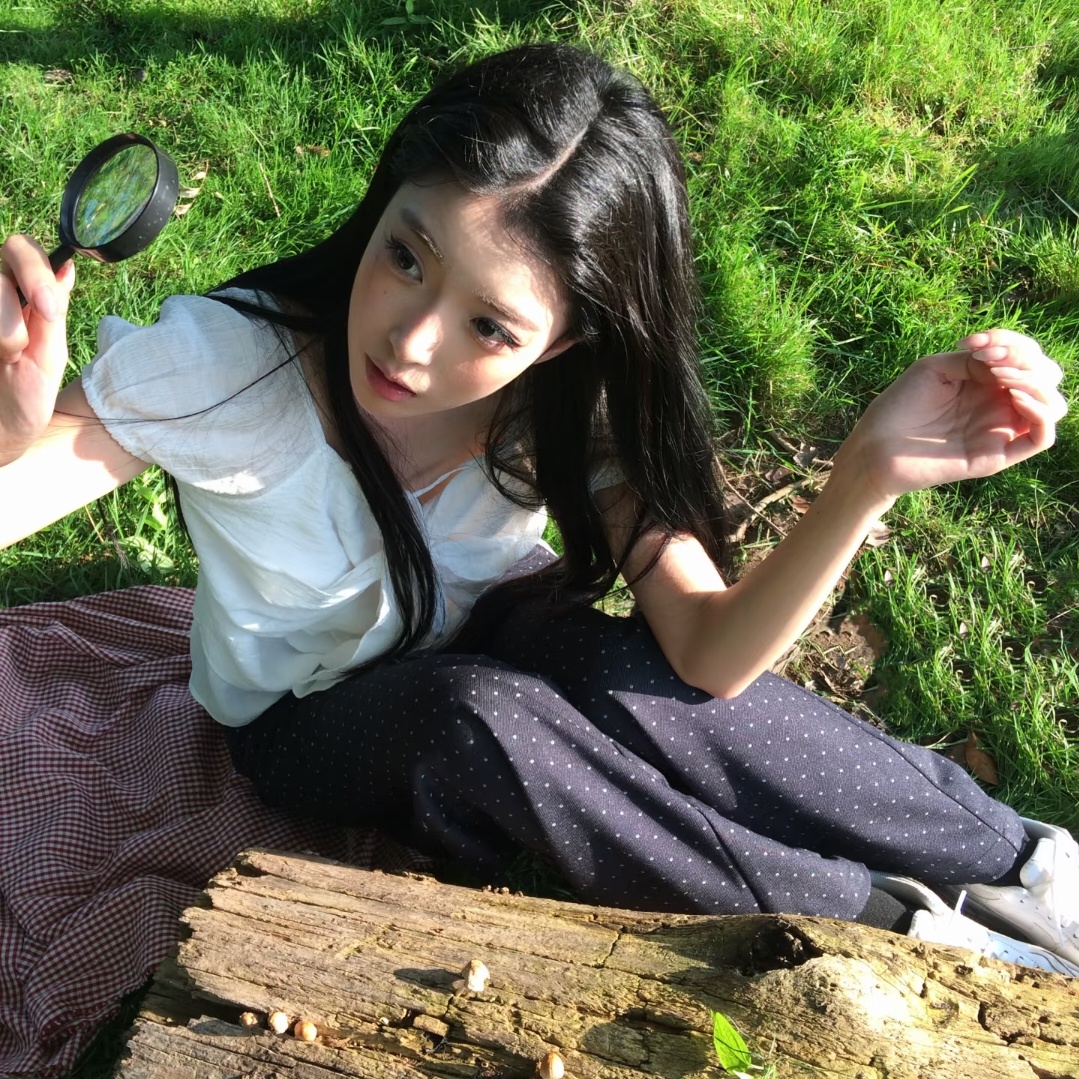 此女完全是我的头像库太会拍照了。。。小红书唯一关注的颜值博主 