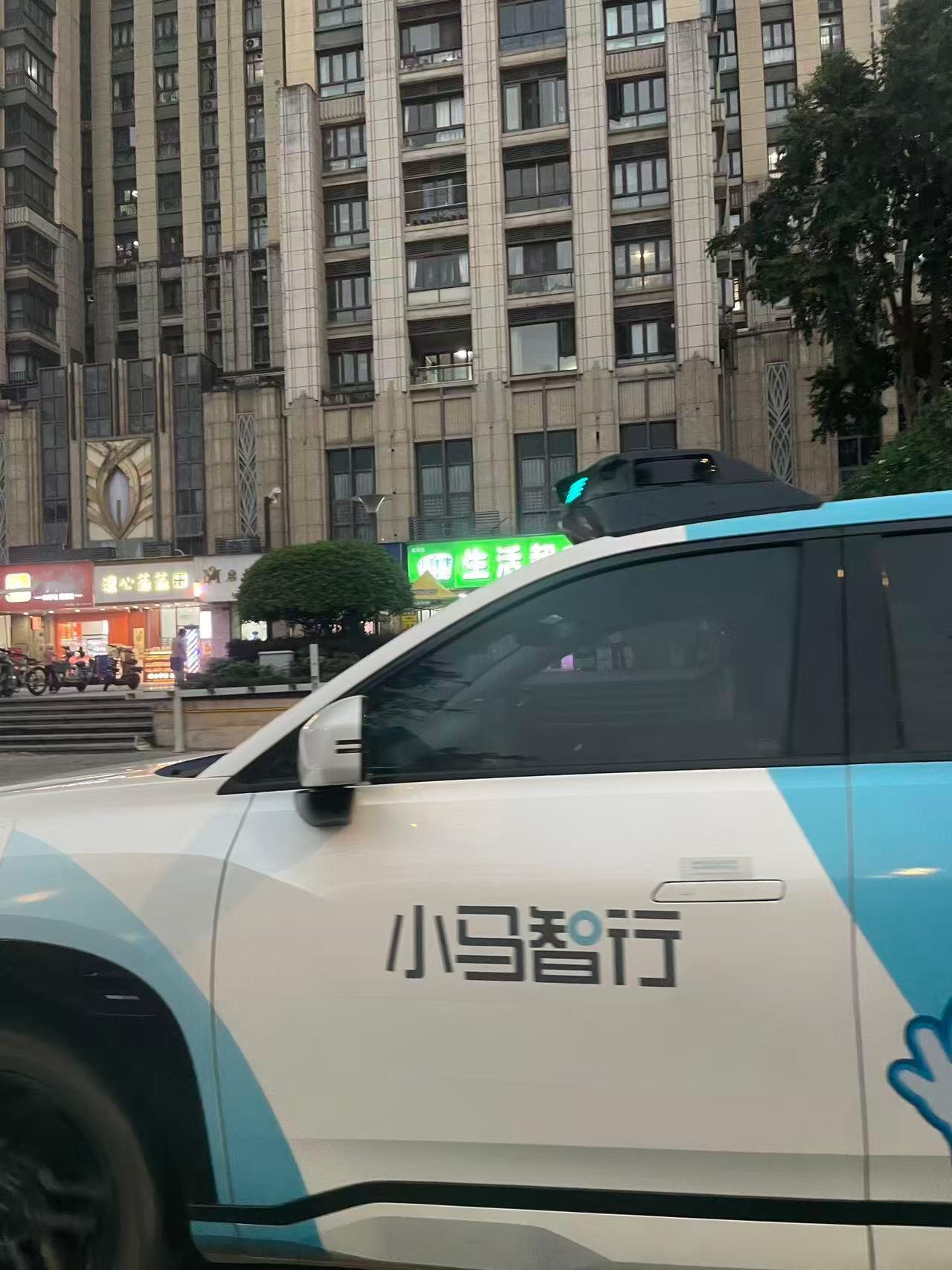 前排一个人都没有，挤在堵车长龙里，几年后会不会前排有人的车是少数了？