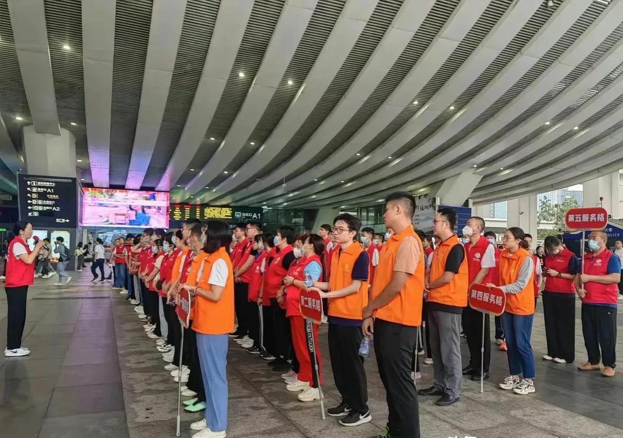 五一假期的深圳北站随处可见暖心画面——橙马甲志愿者们成为了一道亮丽的风景线，他们