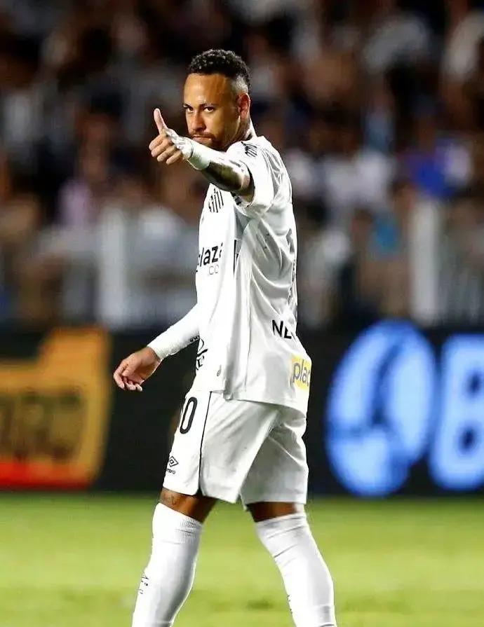 33岁的内马尔签新合同那天，右膝还裹着冰袋呢。
 
合同里藏着个赌约——要是能踢