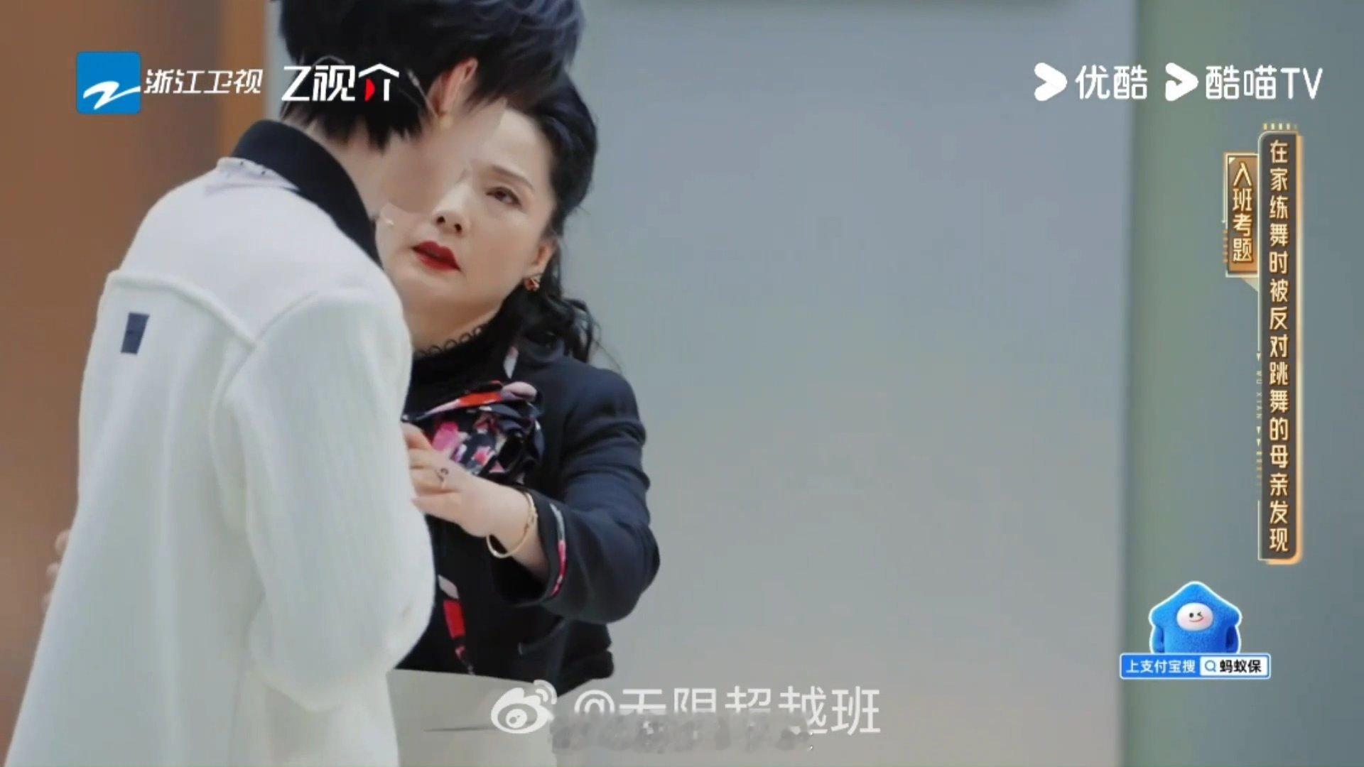 黄朔何赛飞演出传统母子无限超越班 哮喘少年藏不住的热爱，母亲眼里藏不住的心疼。何