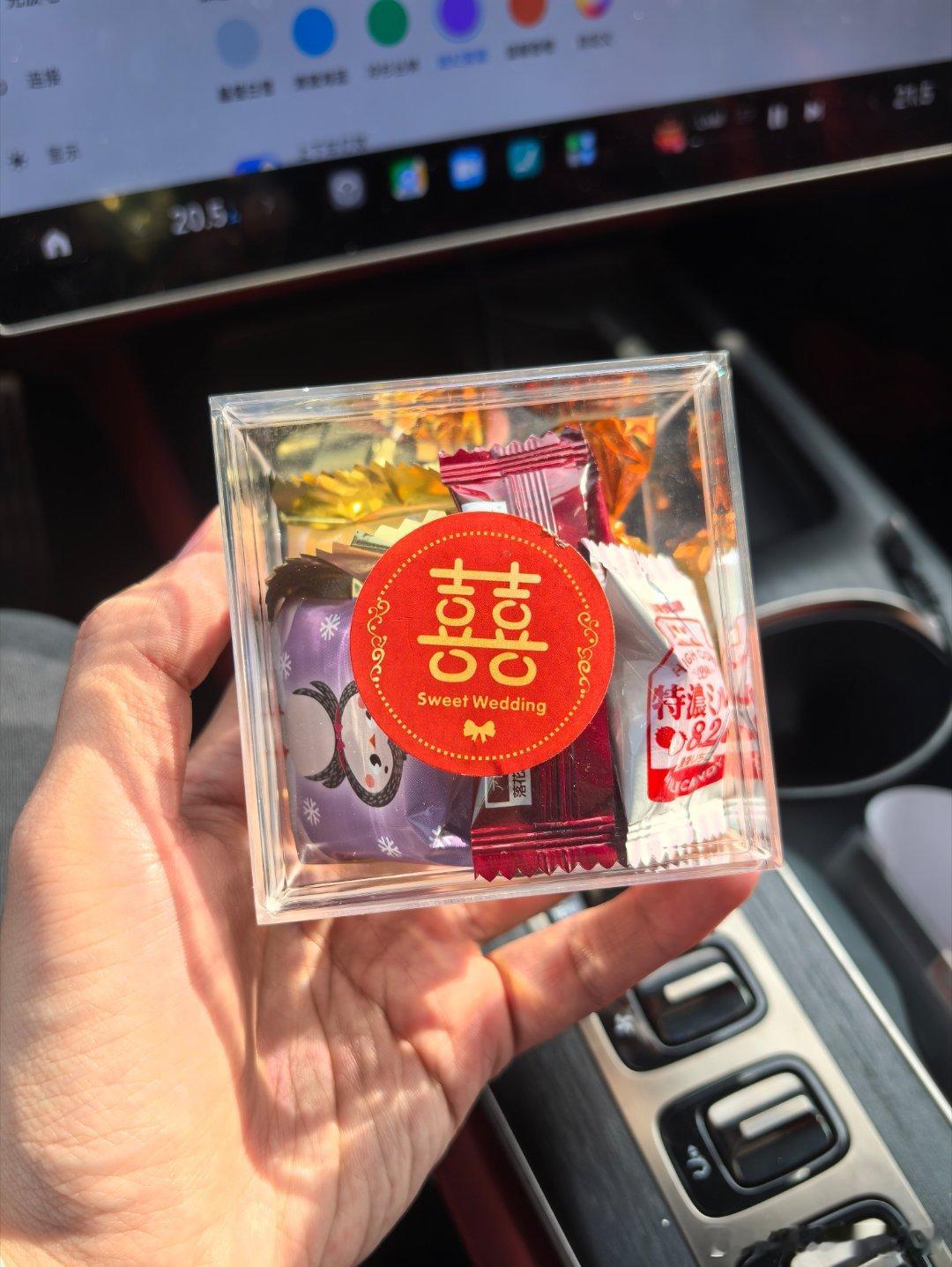 小米汽车有一点做得比较好，就是开局拿SU7，就打20万价位以上的对手，整个品牌形