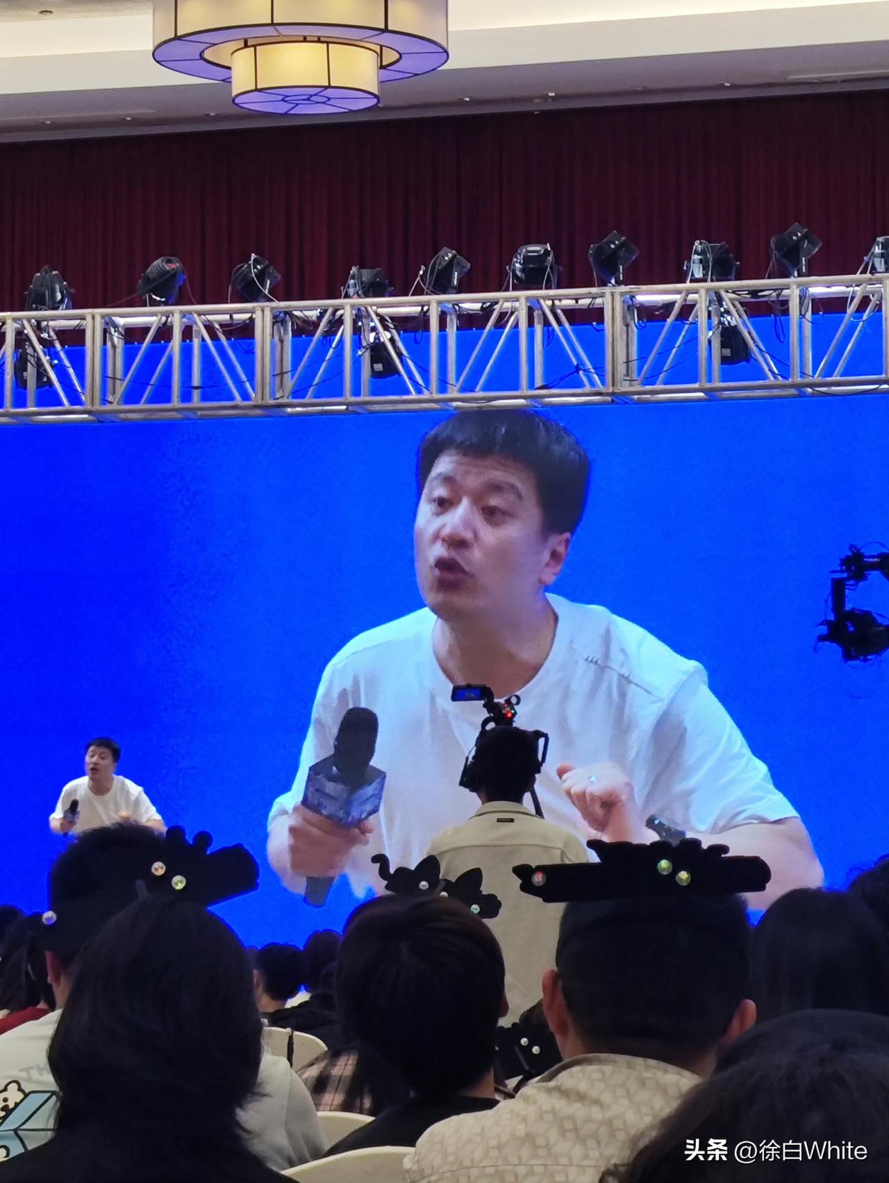 3月26日，张雪峰追悼会还没开始，家长们的悼念花束已经送了一波又一波！
前天张雪