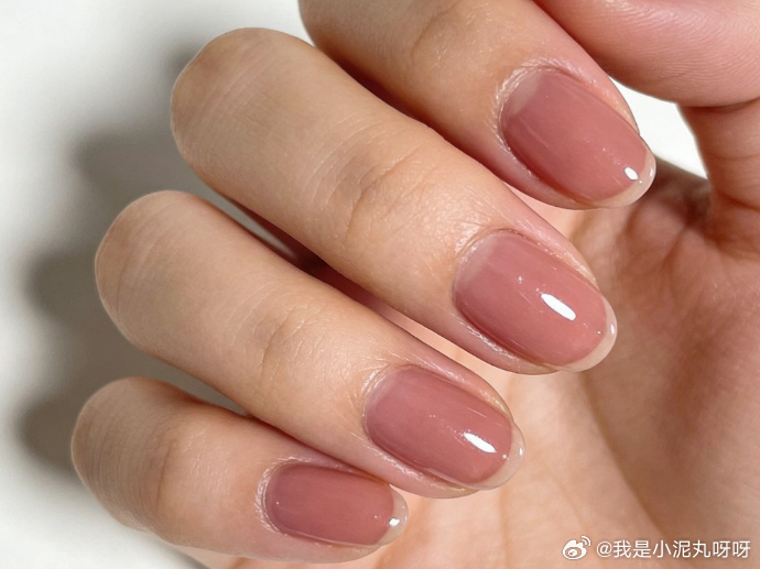 这几天可以先不要做美甲了从中医的角度看，指甲是肝脏疏泄的一个通道，是会呼吸的。涂