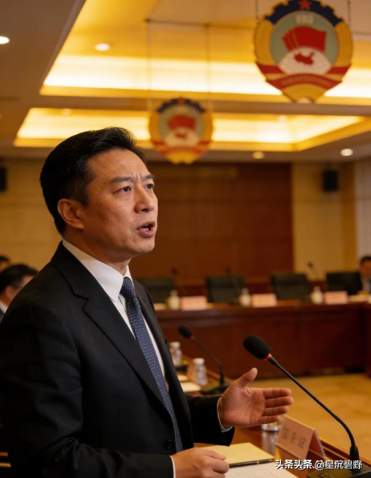 十分认同孔记者的观点！
外国记者来华采访，连中文都不懂还需专人翻译，既不尊重翻译