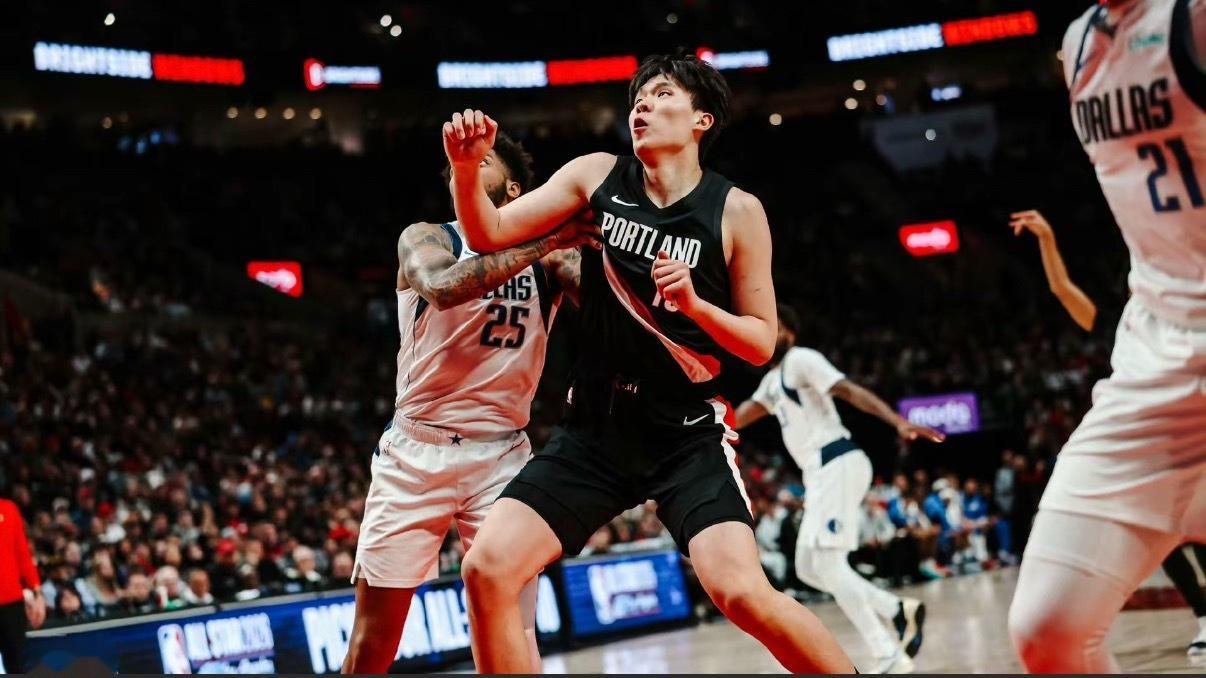 开拓者战独行侠，杨瀚森获生涯首次NBA出场，登场2分钟，虽数据挂零但意义非凡！ 