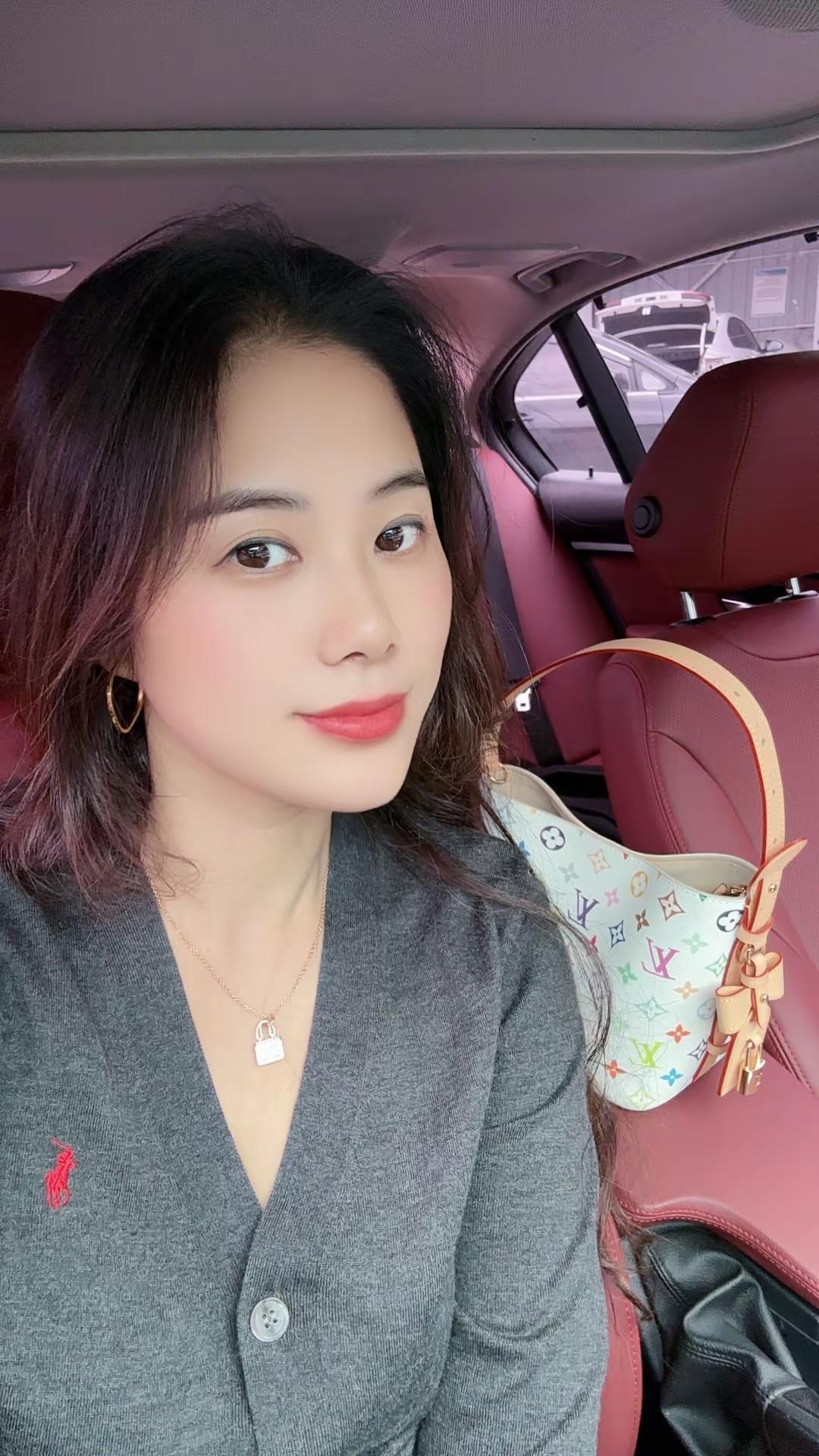 平淡的走着，简单的活着，风来听风，雨来听雨，人生百味，随意就好…”