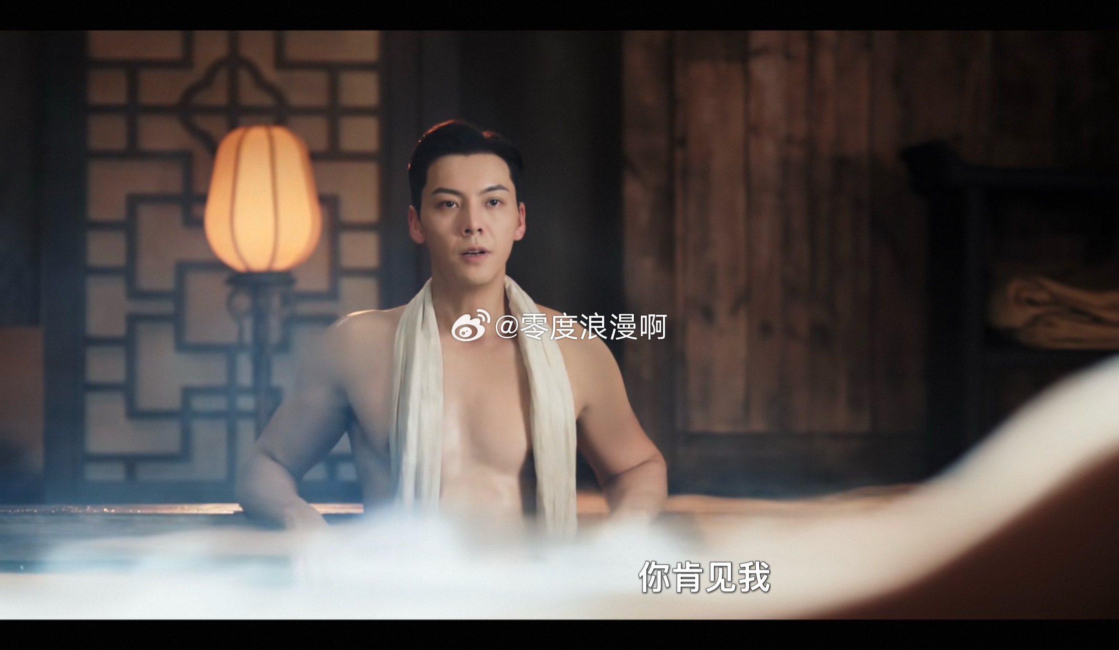 十年前的佛爷还很青涩和稚嫩，现在越来越有魅力了，果然是男人四十一枝花