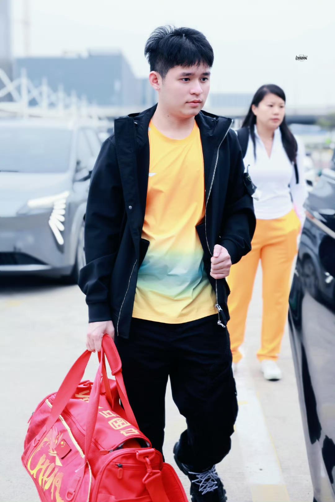 想念这个打球的孩子了[笑哭]，
林诗栋昨天抵达澳门参加全运会了！林诗栋就读的海南