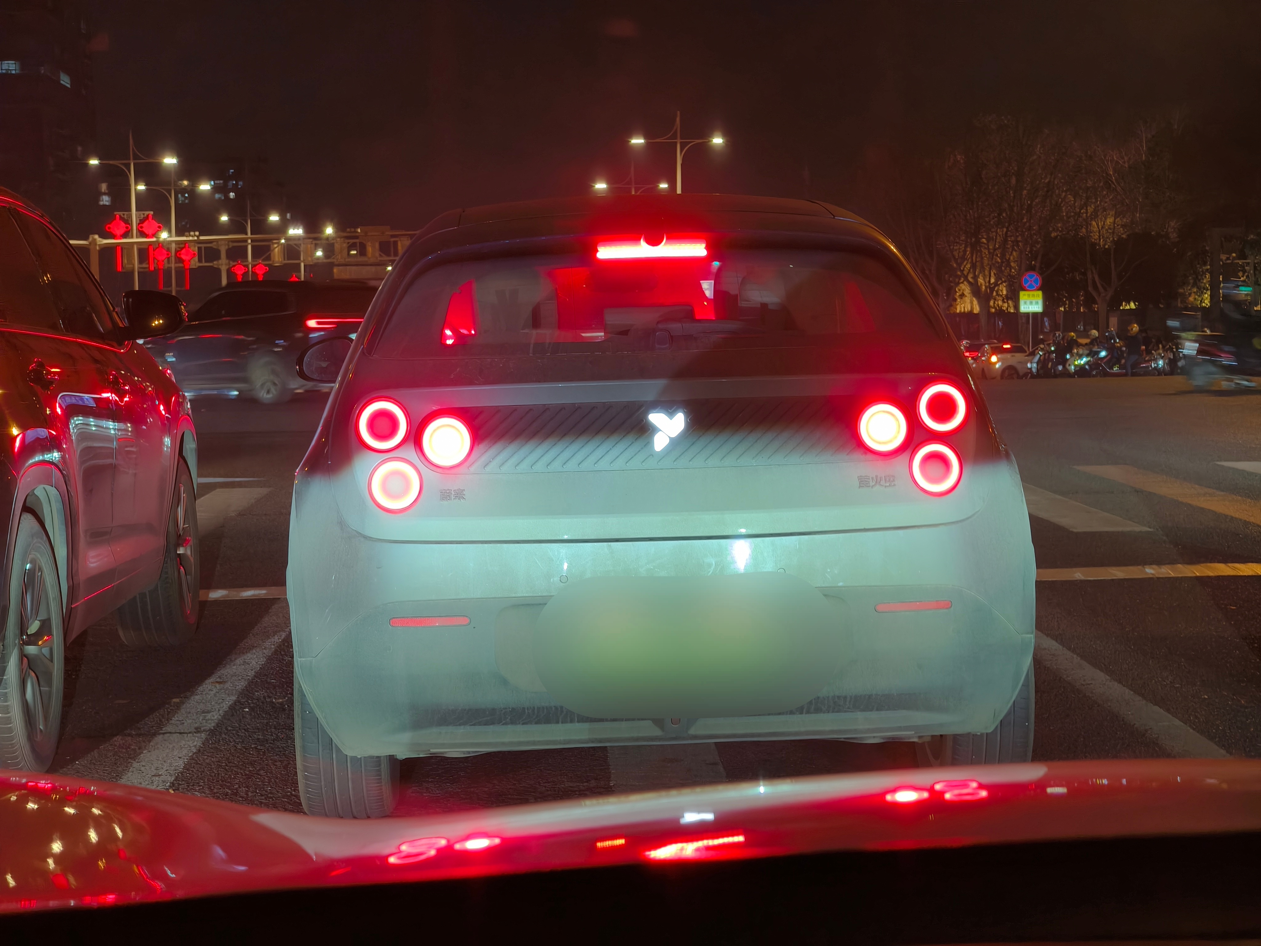 这哥们开萤火虫这么可爱的车，咋还不爱洗车啊