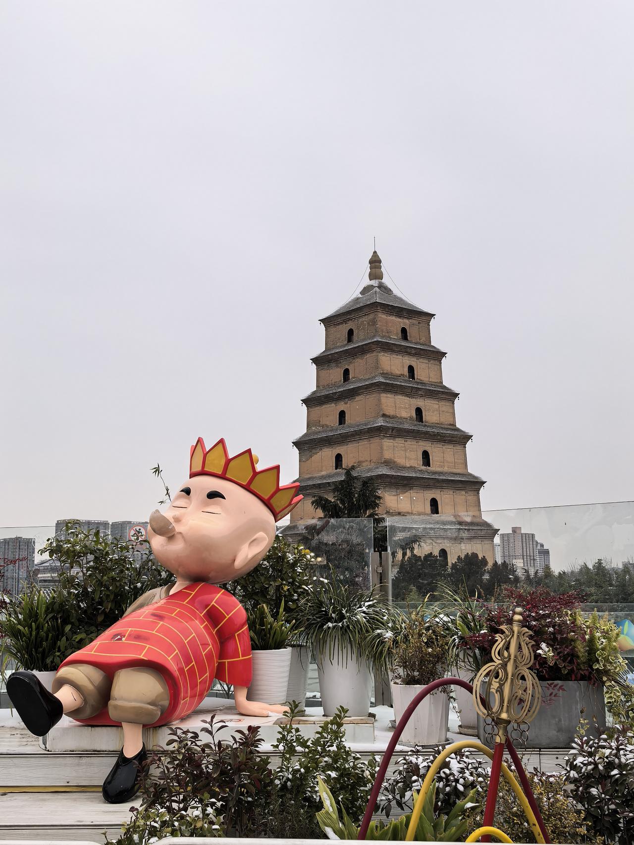 雪后初霁，上午的阳光清冽地洒落，大雁塔洁白的覆雪与土黄色的塔身愈发分明，如一幅凝
