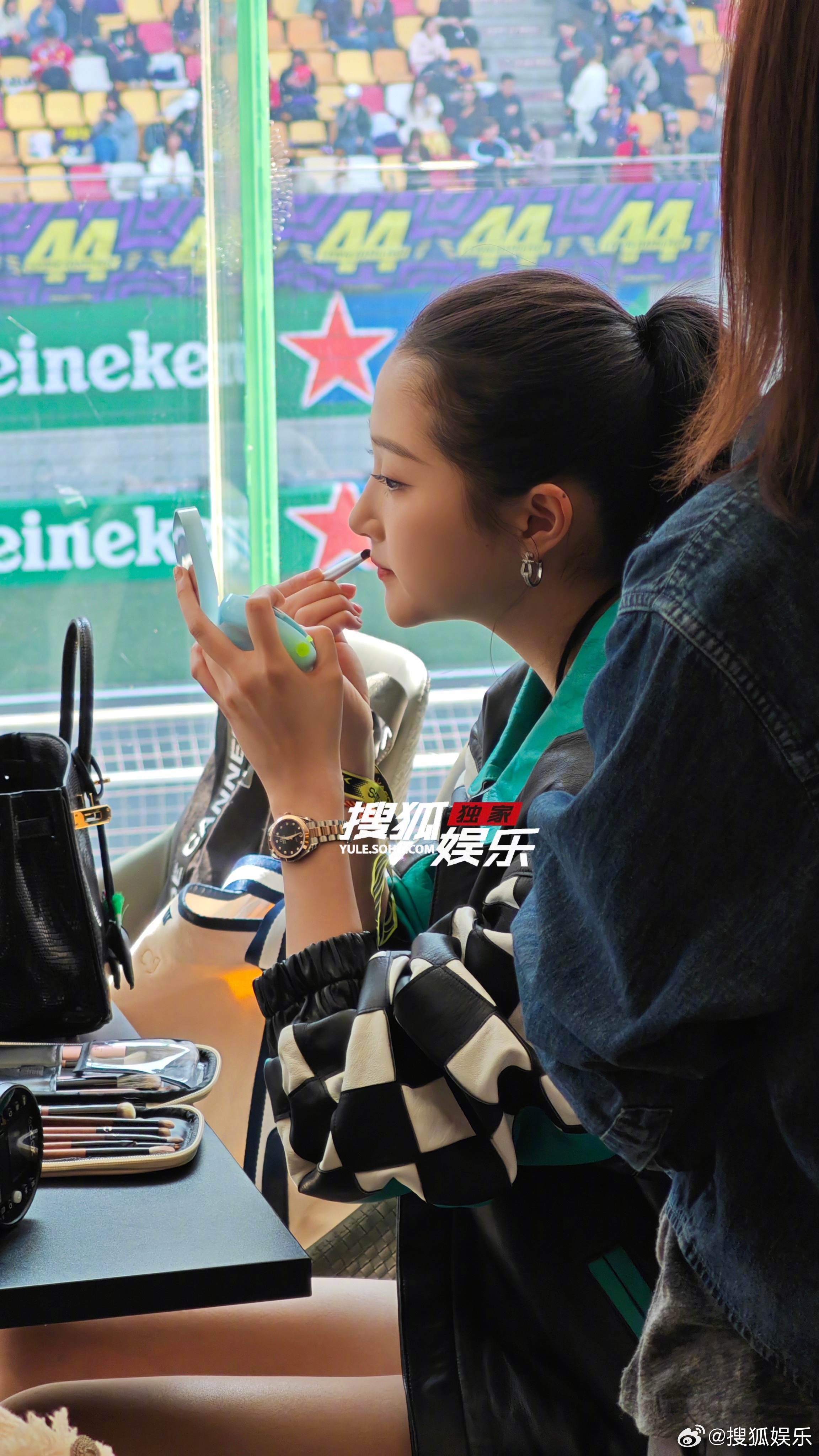 上海F1偶遇关晓彤 🦊在上海F1现场偶遇关晓彤，好漂亮的侧脸