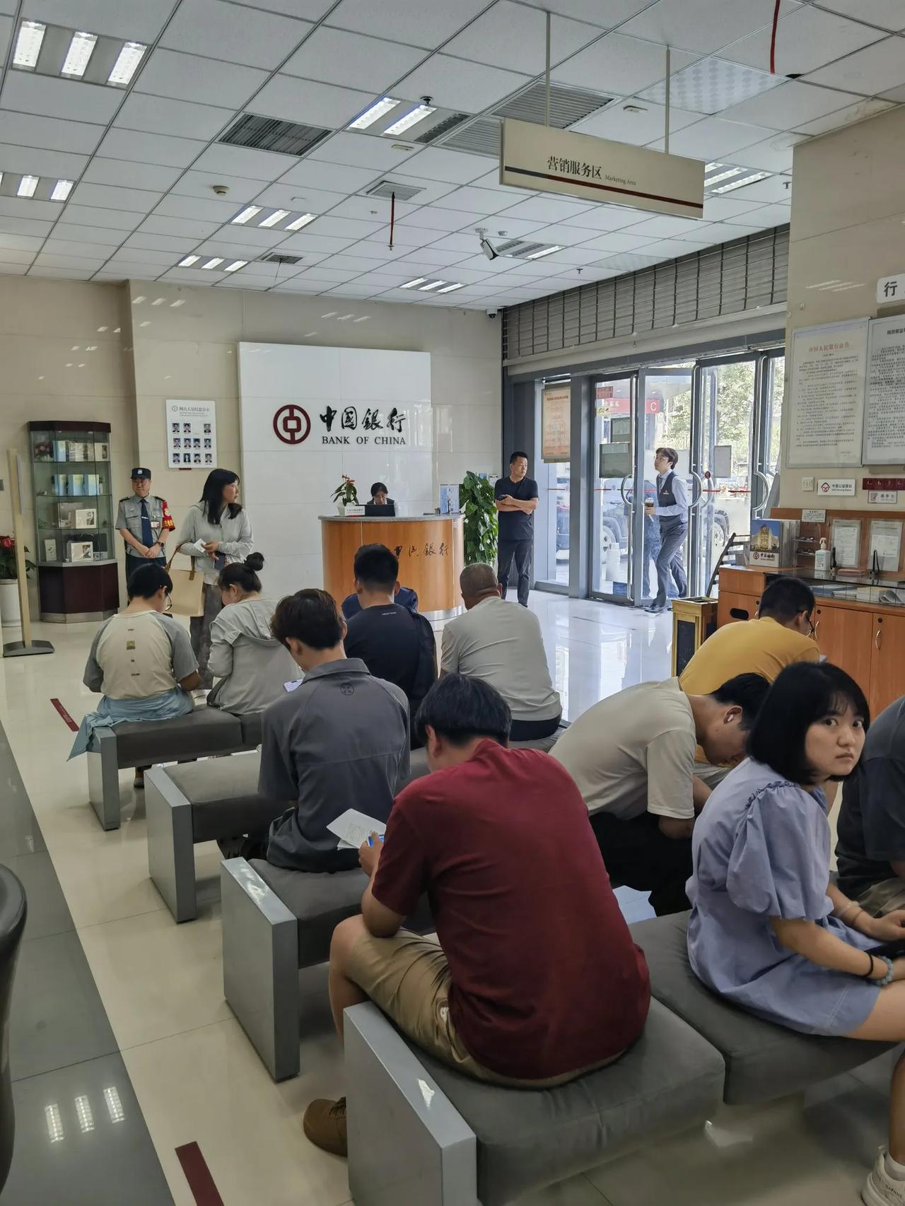 今天去银行办个业务，真是太慢了、效率太低了！等候大厅只有三个窗口，一个暂停业务，