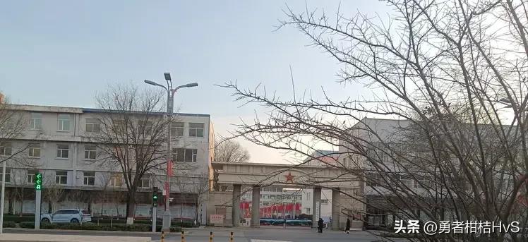 又见分区大院。

时令已近初冬，今天街头散步又路过军分区大院，不由得停下脚步，驻