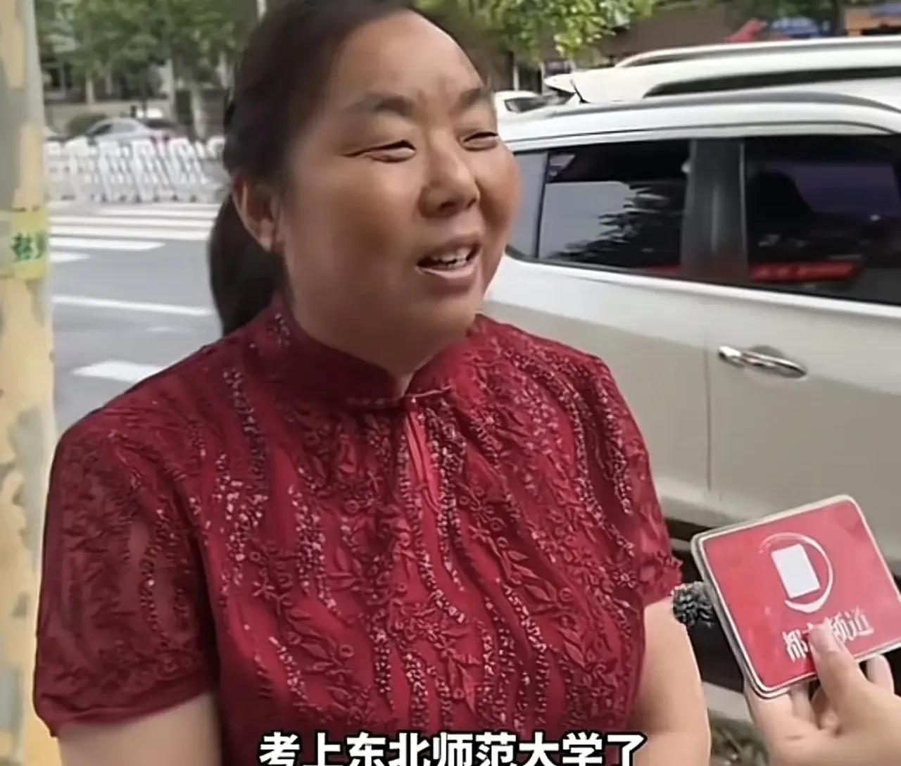 可怜天下父母心，高考第一天，妈妈花一千多定制了一套红色的旗袍
高考首日，一位妈妈