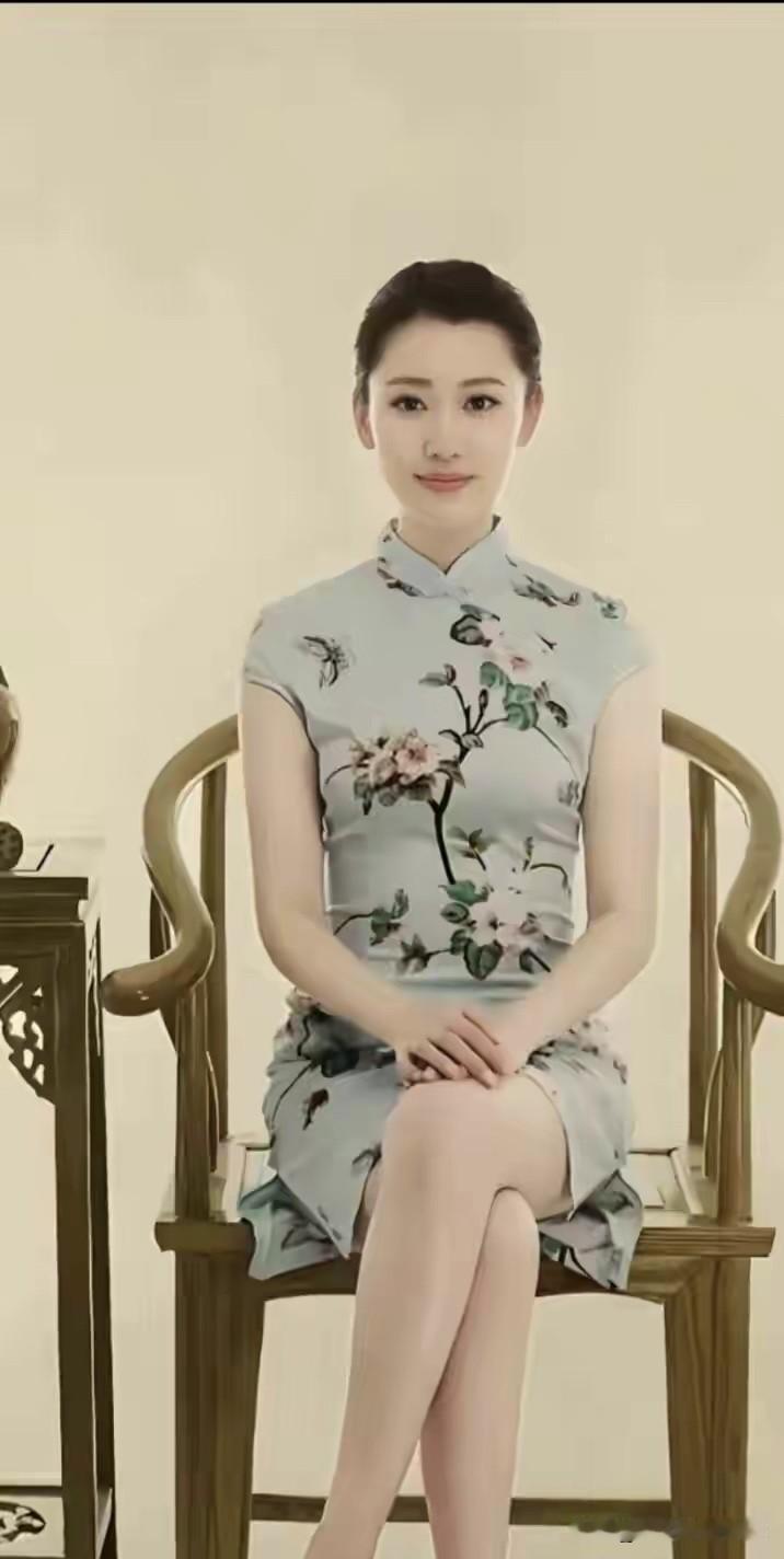 第一次看见央视主持人王音棋穿旗袍的样子，真不愧是倾国倾城的大美人啊，央视才貌双全