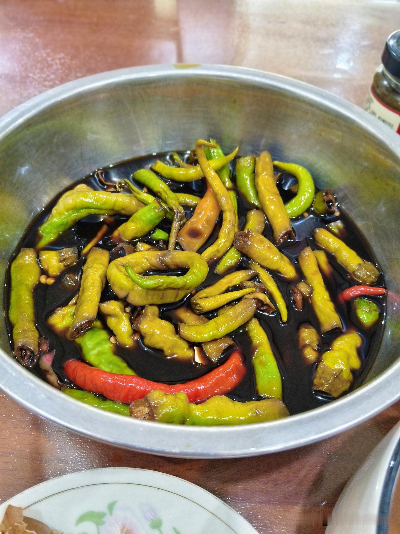 新鲜的菜，做法越简单越好，朋友给了一把辣椒，把盐糖蒜的汤，煮开，加些盐。辣椒洗干