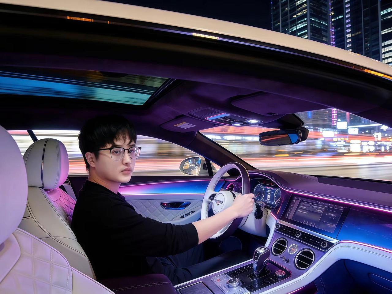 分身提示词：第一步：帮我生成分身写真：帮我使用分身出境，把分身的人物放在图二主驾