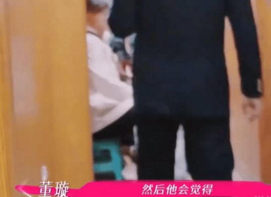 董璇 他难道不应该心疼一下我吗董璇扛下带8位老人出行的压力，面对老人坐过道的窘境