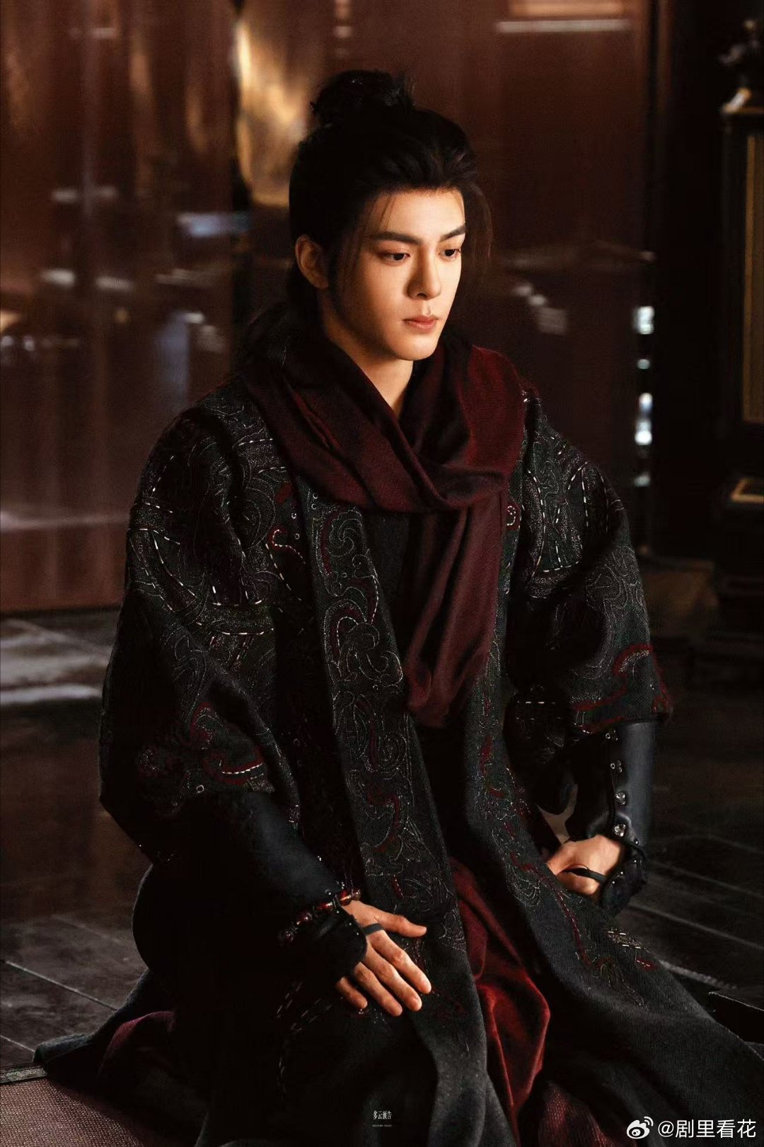 曾舜晞胡茬吻戏氛围感直接拉满！胡茬自带野性暧昧质感，吻戏张力十足又细腻动人，青涩